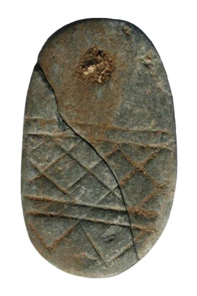 Kamienna płytka – symbol tożsamości rodowej (?) złożony do ziemi około 4500 lat temu
